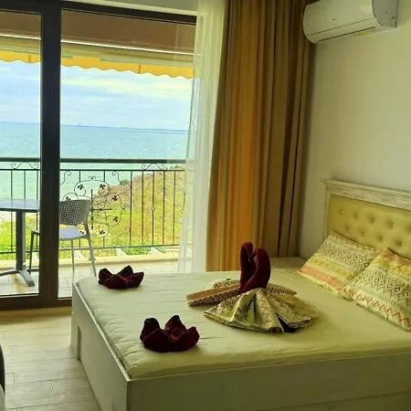 и студия в комплекс акротирия 아파트 네세부르