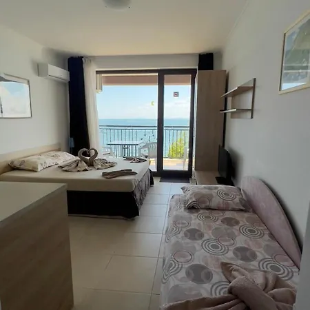 и студия в комплекс акротирия 아파트 네세부르