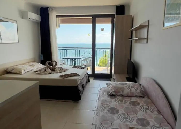 и студия в комплекс акротирия Apartman Neszebar