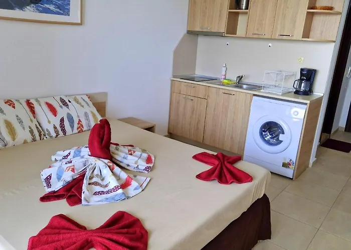 и студия в комплекс акротирия Apartman Neszebar