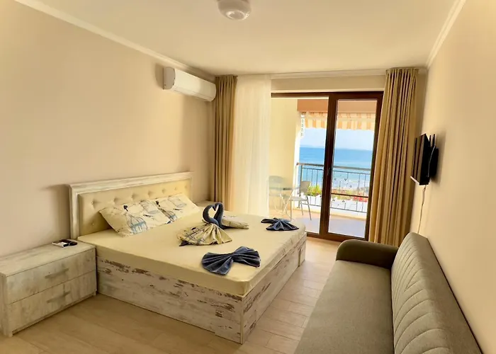 и студия в комплекс акротирия Apartman *